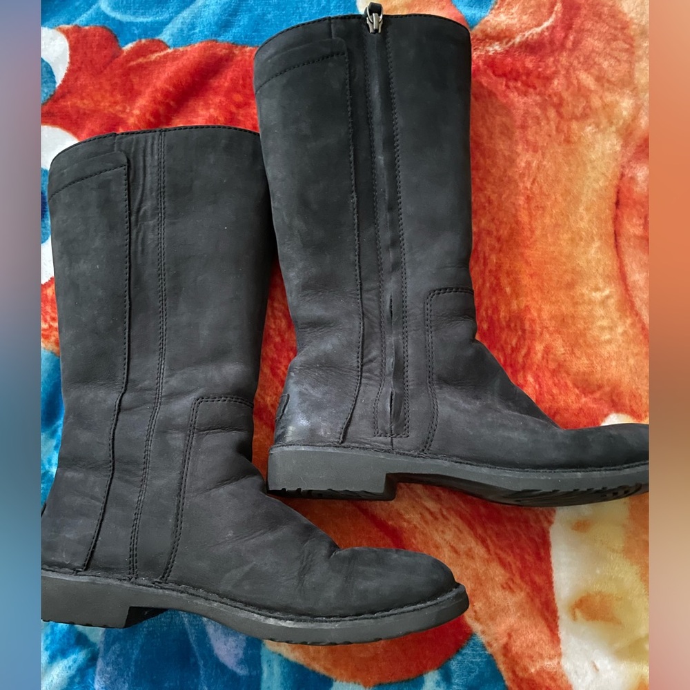 UGG boot with zipper